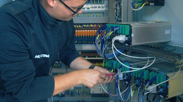Víte, kde vznikají naše řídicí systémy? | HUTIRA